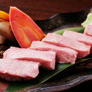 松阪牛と黒毛和牛を扱う本格焼肉店です。肉に精通した店長が厳選して仕入れています。マキ・ミスジ・ランプなど特に希少な部位を食べられることもあります。上タン塩もあります。