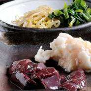 希少部位や珍しい内蔵のほか、サイドメニューも豊富です。手づくりスープの『冷麺』や、牛骨を10日間煮込んだ『牛骨スープ』など、焼肉の合間に様々なこだわりメニューを楽しめるのでおすすめです。