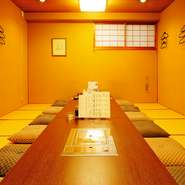 最大46名入れる掘りごたつ部屋があるので、大勢で盛り上がりたいときにおすすめです。飲み放題付きで5000円（飲み放題なしは3500円）からコース料理もあります。忘年会や新年会にいかがでしょうか。