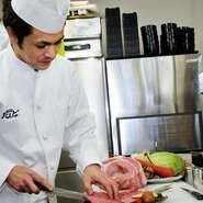 笑顔が見られるよう、笑顔になってもらえるようにと意識しています。店内にジャズを流していて、落ち着いた雰囲気づくりを心がけています。