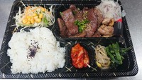 和牛赤身肉と鶏ももの2種類が入ります