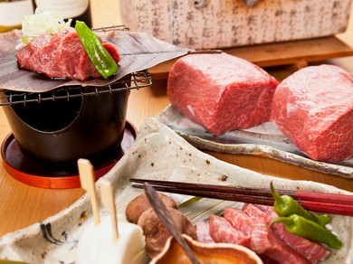 名産の飛騨牛を朴葉に乗せて焼いた『飛騨牛肉　朴葉やき』