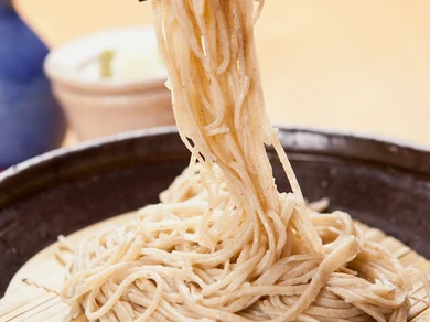 こだわり蕎麦粉と水を使い“外二厘”でつくりあげた『ざるそば』
