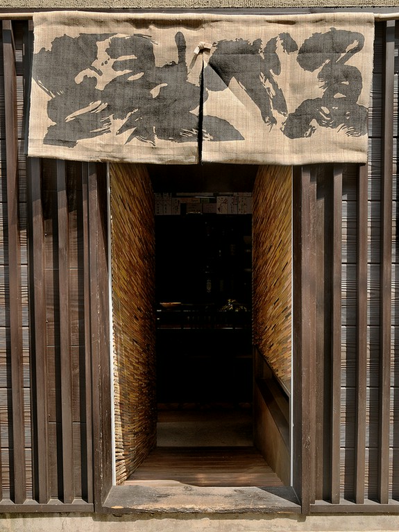 趣ある入口。隠れ家的な雰囲気に、思わずわくわくしてしまいそう