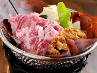 贅沢食材を合わせた『飛騨牛朴葉みそ焼き』