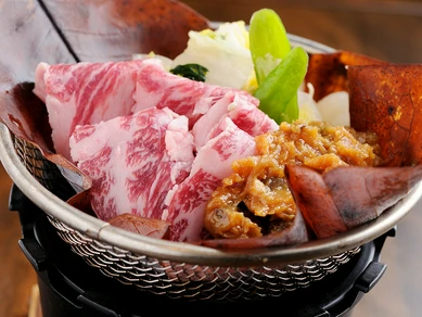 贅沢食材を合わせた『飛騨牛朴葉みそ焼き』