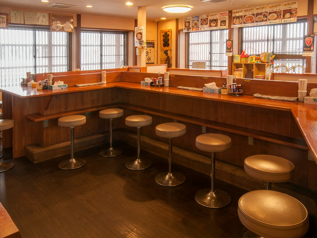 ひとりでもつい時間を忘れてしまう居心地のよい店内