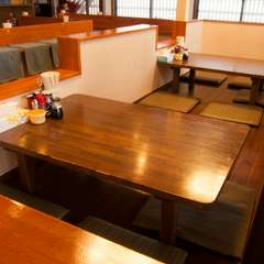 人数やシーンを問わずくつろげる、落ち着いた空間