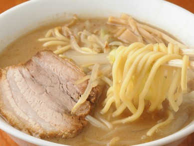 美味しい料理をほおばりながら、ビール片手に乾杯！