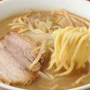 信州の白麹味噌で仕上げたスープに炒め野菜をトッピング。幅広い年代の方に親しまれる味です。