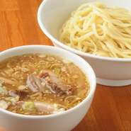 うどんで有名な富士吉田の製麺所の麺を使用。麺のボリュームを選べます。画像は極太麺250ｇ（約1.5玉）。