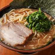 甘露醤油と豚骨を組み合わせたオリジナルスープが美味しさの決め手。看板メニューのひとつです。