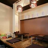 店内には、足を伸ばしてくつろげる小上り席を完備。また、子ども用の椅子やおもちゃがあるのも、うれしいポイントです。家族やママ友同士の食事に利用してはいかが。