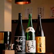 料理だけではなく、ドリンク類も種類豊富。特に日本酒は焼鳥によく合う、辛口のものをはじめ、いろいろ味わえるのが魅力的です。焼鳥をほおばりながら、グラス片手に乾杯！