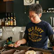 多彩な創作料理がメニュー表にずらりと並びます。新鮮な素材本来の旨みを活かしながら調理しているのが、このお店のこだわりです。いろいろな味をじっくりと堪能してみては。