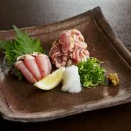 鶏のむねともも肉を新鮮なうちに調理。お酒のおつまみとして、日本酒ともよく合います。