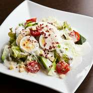 酒の肴からメイン料理まで、種類豊富に味わえます。一杯飲みたい時、ガッツリと食べたい時にもオススメ。