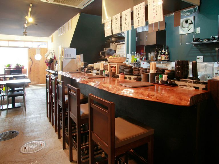 ひとりでも居心地よく、くつろげるカウンター席