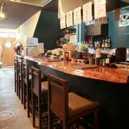 カウンター越しにスタッフとの会話を楽しむもよし、料理やお酒を味わうもよし。思い思いに過ごせます。