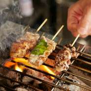 鶏肉はすべて鮮度のよいものを使用しているのが、当店のこだわりです。下ごしらえから火加減まで気をつけながら、炭火で一本一本、じっくりと焼き上げています。