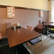 ひとりでも大勢でもゆっくりとくつろぎながら、過ごしていただけます。小さなお子様用の椅子やおもちゃもご用意。ご家族の普段のお食事にもお気軽にご利用ください。