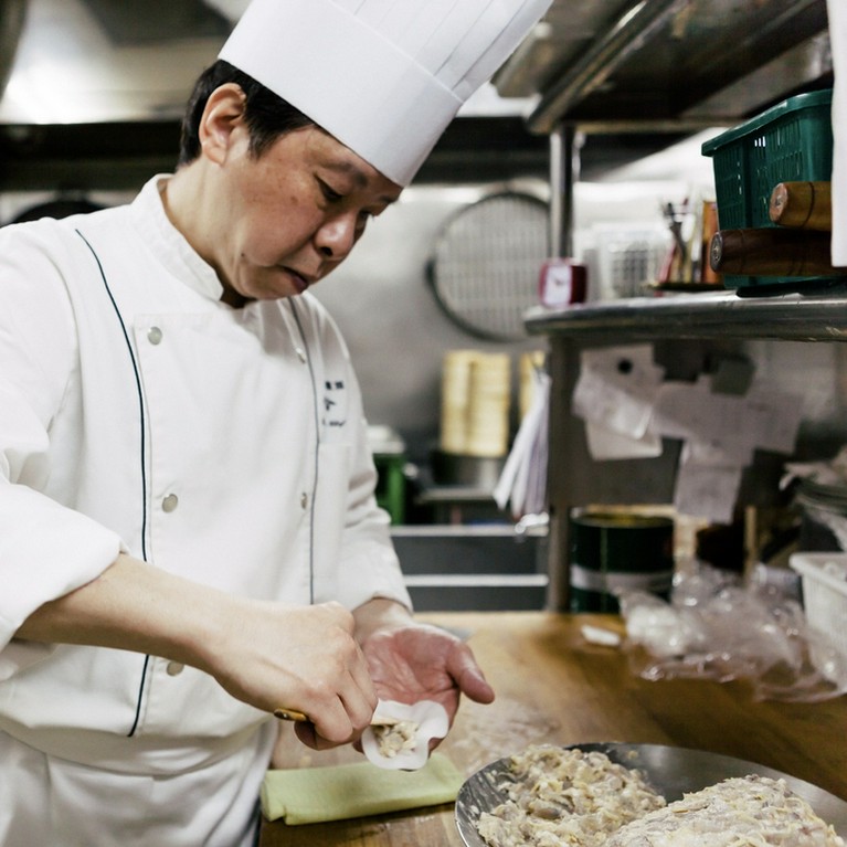 香港から来日した点心師が一つ一つ手作りをしています。