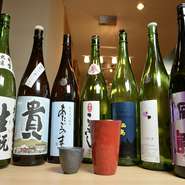 男女問わず日本酒の人気が高まっていることから、日本全国の酒造からさまざまなタイプの日本酒を取り寄せております。その時期にしか味わえない希少な日本酒を、料理とともに堪能してください。