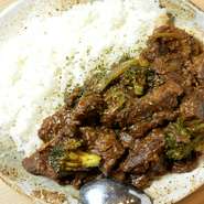 『米沢牛カレー』や『料理長のナポリタン』など、ご飯ものの種類も豊富。〆の一品としても人気があります。