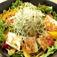 旬の野菜をたっぷり入れたサラダなど、野菜も産地や鮮度にこだわり、オーナーが直接市場で仕入れています。