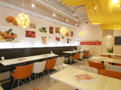 明るくポップな店内で楽しいひと時を過ごせます