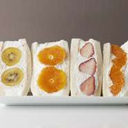 甘さ控えめの上質な生クリームをたっぷり使用し、その時々のフルーツを専用のパンで挟んだ、特製フルーツサンドイッチです。
ホームパーティーなどの手土産にもどうぞ。