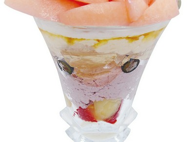 予約限定プレミアムパフェ　　岡山県産“冬桃がたり”メガパフェ　『１２月限定』