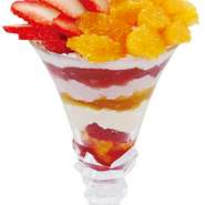 　《予約限定》幻の味！香川県産女峰とこだわりゆうばれ２種、希少な高級フルーツの競演。自家製ゆうばれゼリー、練乳パルフェ、苺オレンジムースで特別な層体験をあなたに。