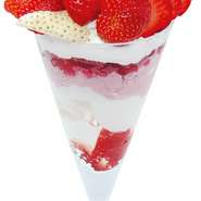 冬ももがたり×あまおう。 岡山が誇る冬の桃と福岡の宝石あまおう、大粒の競演！季節を超えた人気果実を一緒に楽しむ、贅沢すぎるパフェ体験をどうぞ。
