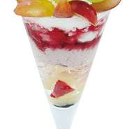 シャインマスカットと紫苑（しえん）ぶどう。大粒高級ぶどうの豪華共演パフェ！
大粒・種無しで食べやすい厳選シャインマスカットと紫苑ぶどうを贅沢に。ぶどう好きにはたまらない、極上のパフェです。

