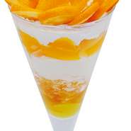 　厳選した大粒の岡山県産「紫苑ぶどう」が主役！手作りのマスカットレモンムース、りんごとアセロラゼリーの爽快な層が、濃厚なぶどうの甘さを引き立てます。食感も楽しい、絶妙なバランスの大人パフェ。