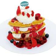 あまおうを贅沢に使ったX'masパフェ！こだわりは、つるんとした自家製苺ゼリーや、風味豊かなピスタチオアイス、リッチなチョコレートムースなど、全てが主役の美しい層。見た目も味もパーフェクトです。