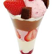 苺の女王「あまおう」を味わう至福。 福岡県産あまおうがたっぷり！手づくりルビーチョコパンナコッタ、甘酸っぱいベリーソース、濃厚チョコレートムース。こだわり層が織りなす、ここでしか味わえない感動パフェ。