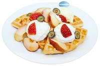 まさに『最高級のフルーツが主役のケーキ』です。
たっぷりな甘さ控えめの上質な生クリームに、瀬戸ジャイアンツ&ナガノパープルの2種類のこだわり果実をシンプルにお楽しみ下さい。