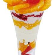 　「紅まどんな」のジューシーさ、「あまおう」の甘み。高級フルーツ２種を厳選し、手作りみかんゼリー、ヨーグルトムースで層を重ねた至福のパフェ。今日のご褒美にぴったり！