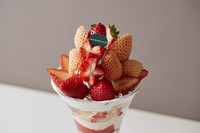 ●4号(12cm) 3,900円 ●5号(15cm) 4,600円
●6号(18cm) 6,200円 ●7号(21cm) 8,000円
マロンの旨味を凝縮。特製生クリームで仕上げた、秋の味覚を堪能できる贅沢なホールケーキです