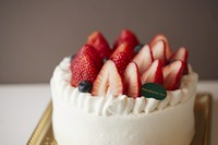 フルーツのホールケーキ

●4号(12cm)　3,700円（税込） 　　 ●5号(15cm)　4,300円（税込）
●6号(12cm)　5,900円（税込）　　   ●7号(12cm)　7,300円（税込）

その時期に美味しい果実をお楽しみ下さい