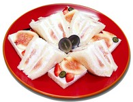  甘さ控えめの上質なたっぷりの生クリームと、今が美味しい上質なイチジクを贅沢に盛り込んだ美しいサンドイッチで至福の時間をどうぞ。

 