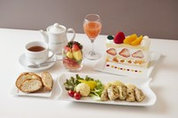 ◆ウェルカムドリンク「季節のジュース」
◆本日のポタージュ
◆お食事
◆お好きなパフェ or ワッフル or プレミアムジャンボショートケーキ
◆ドリンク