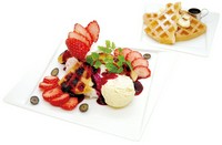 焼立てワッフルにシーザーサラダをのせたお食事にもなるワッフルです。