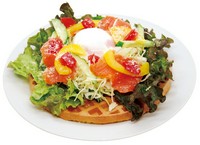 (ホール)¥1,637(税込¥1,800)
(ハーフ)¥864(税込¥950)
※写真はホールサイズとなります。
直径17cmの熱々の焼立てワッフル2枚&ハムにトロトロチーズをたっぷりかけた真っ白なワッフルは大人気。