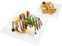 (ホール)¥1,909(税込¥2,100)
(ハーフ)¥1,000(税込¥1,100)
※写真はハーフサイズとなります。
たっぷりのホイップカスタード・生クリーム・アーモンドやクルミを焼立てのワッフルでサンドしました。