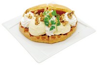 (ホール）￥1,909（税込￥2,100）
（ハーフ）￥1,000（税込￥1,100）
※写真はハーフサイズとなります。


たっぷりのホイップカスタード・生クリーム・アーモンドやクルミを焼立てのワッフルでサンドしました。