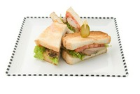 こだわりの「古白鶏」をじっくりと焼き上げたボリューム満点のサンドイッチです