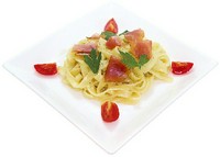 ふわふわのオムライスとビーフシチューを一緒に楽しめる一皿です。